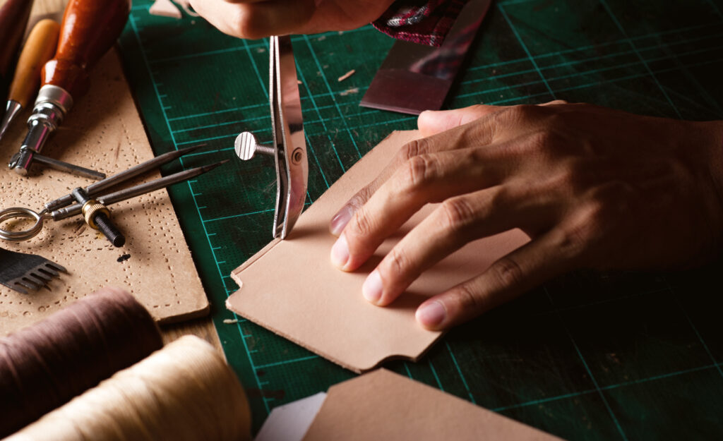 เบื้องหลังโรงงานผลิตกระเป๋าหนัง